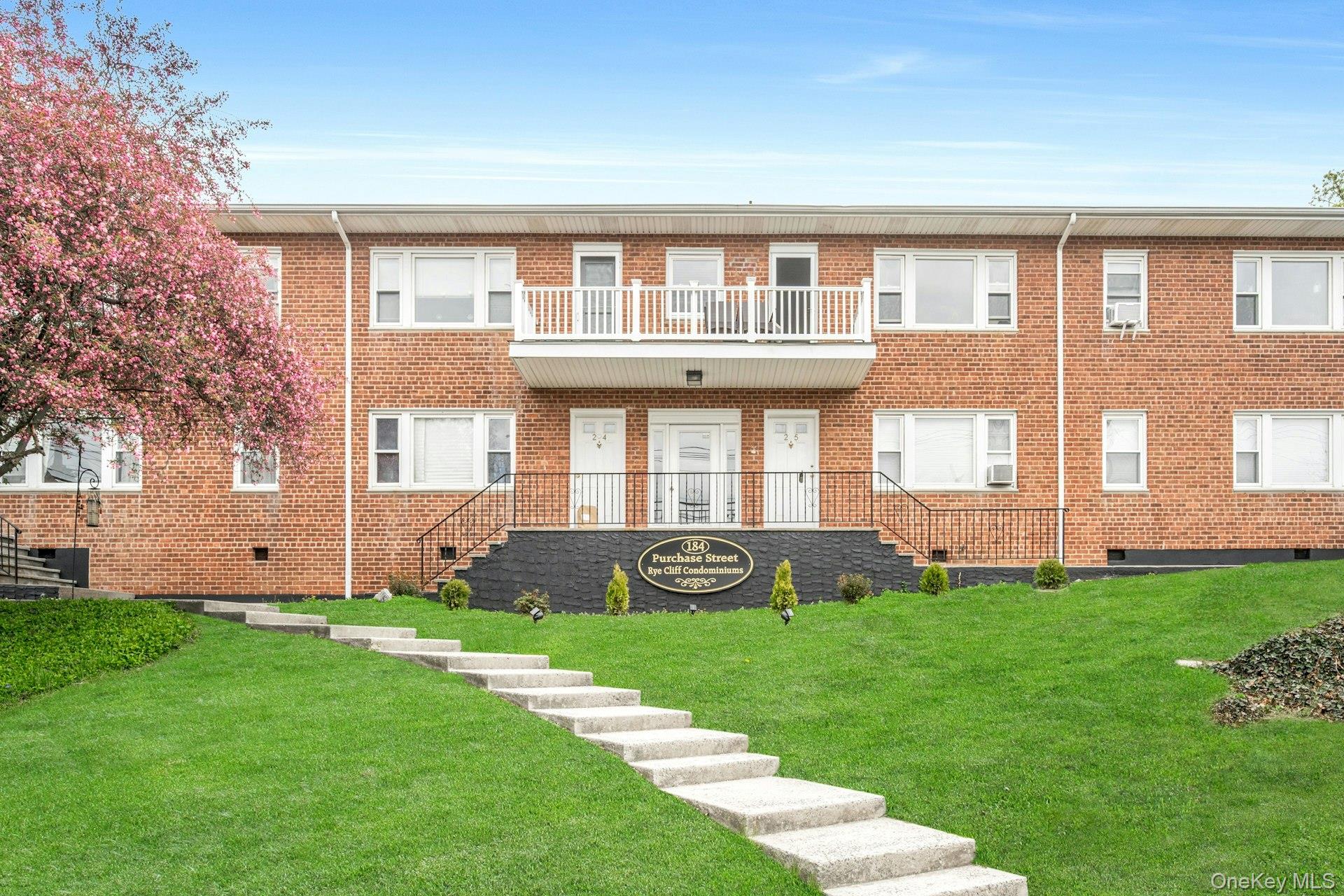 Rye City Commuters Delight!! Charming 2 bed, 1.5 bath duplex apartment...