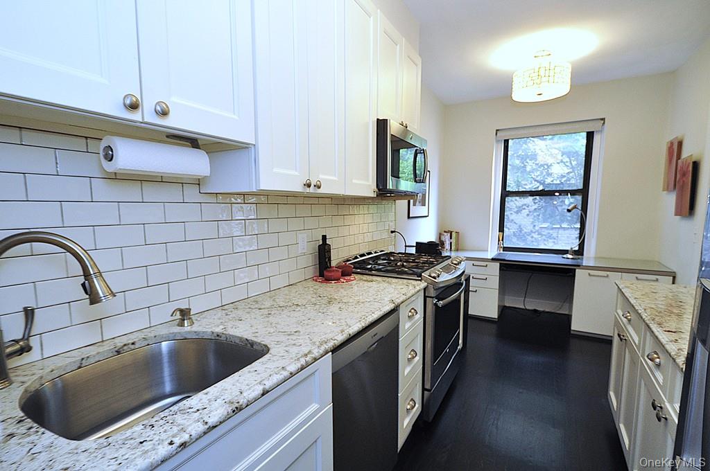 Elegant & spacious prewar 2 bed, 2 bath corner unit in The Colchester,...