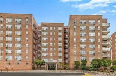 Bright & Spacious 1 Bedroom Co-op Move Right Ready Newly Painted. Unit...