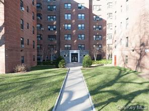 Move right into this beautifully updated 2-bedroom, 1-bath co-op at Ve...
