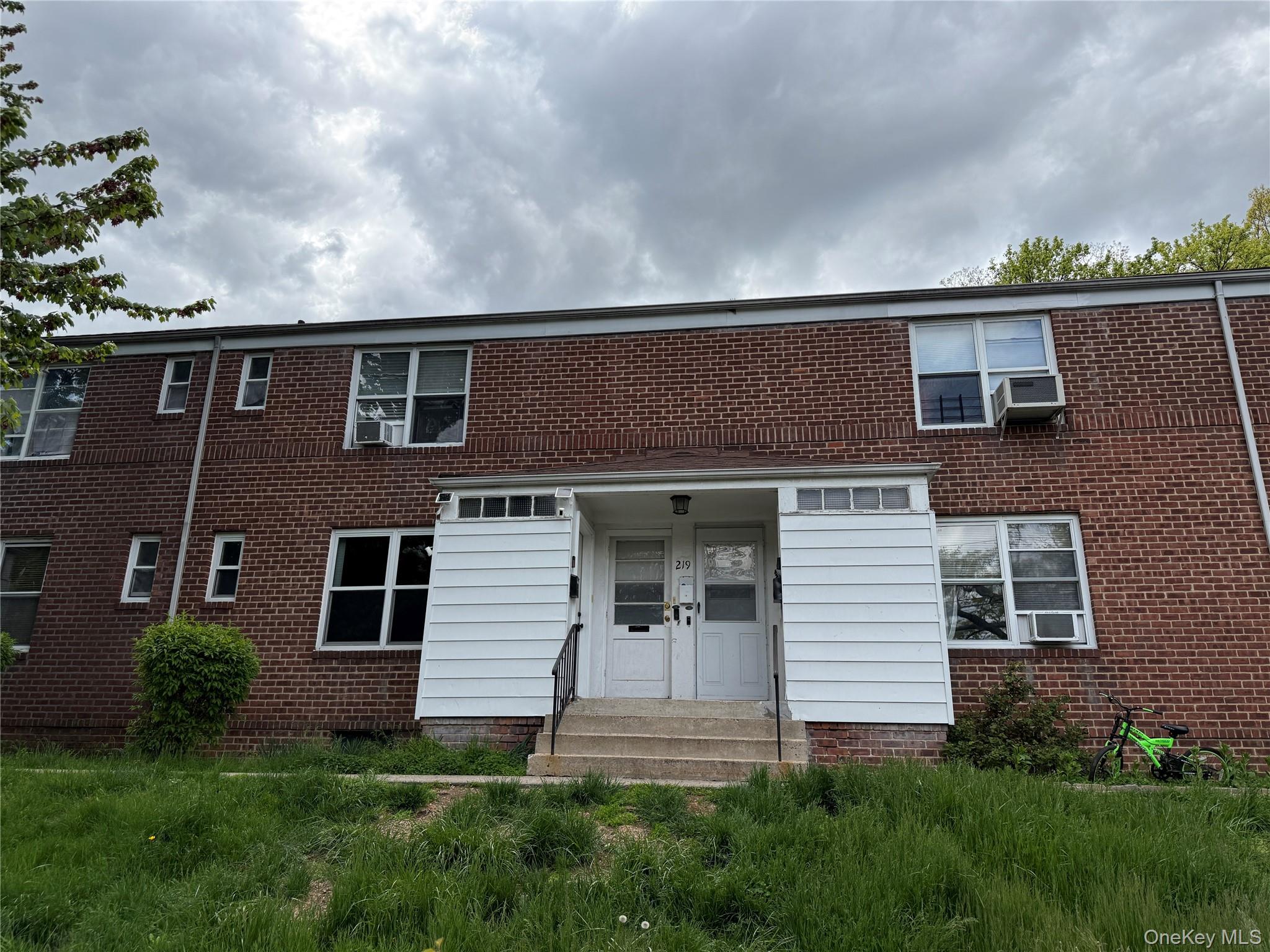 Move right into this beautifully maintained 1-bedroom home in the hear...