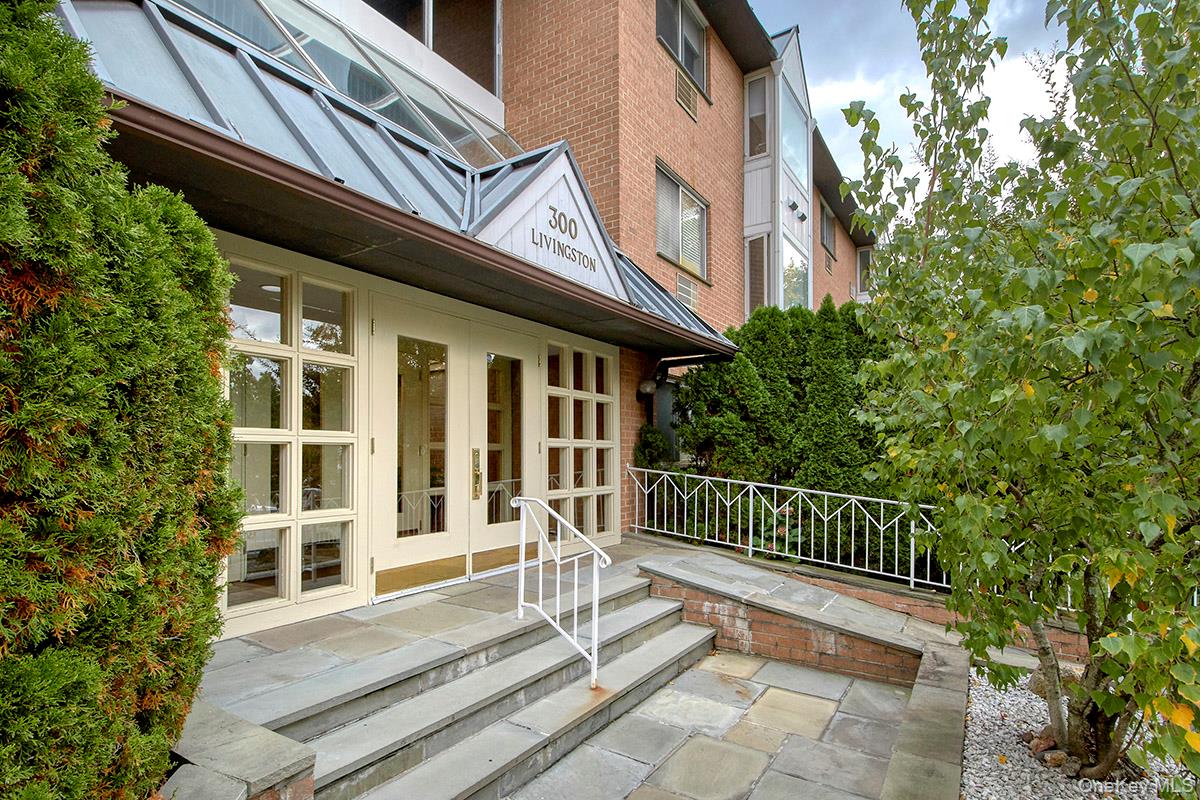 Marina View is a Premier condo building in the heart of Mamaroneck's w...