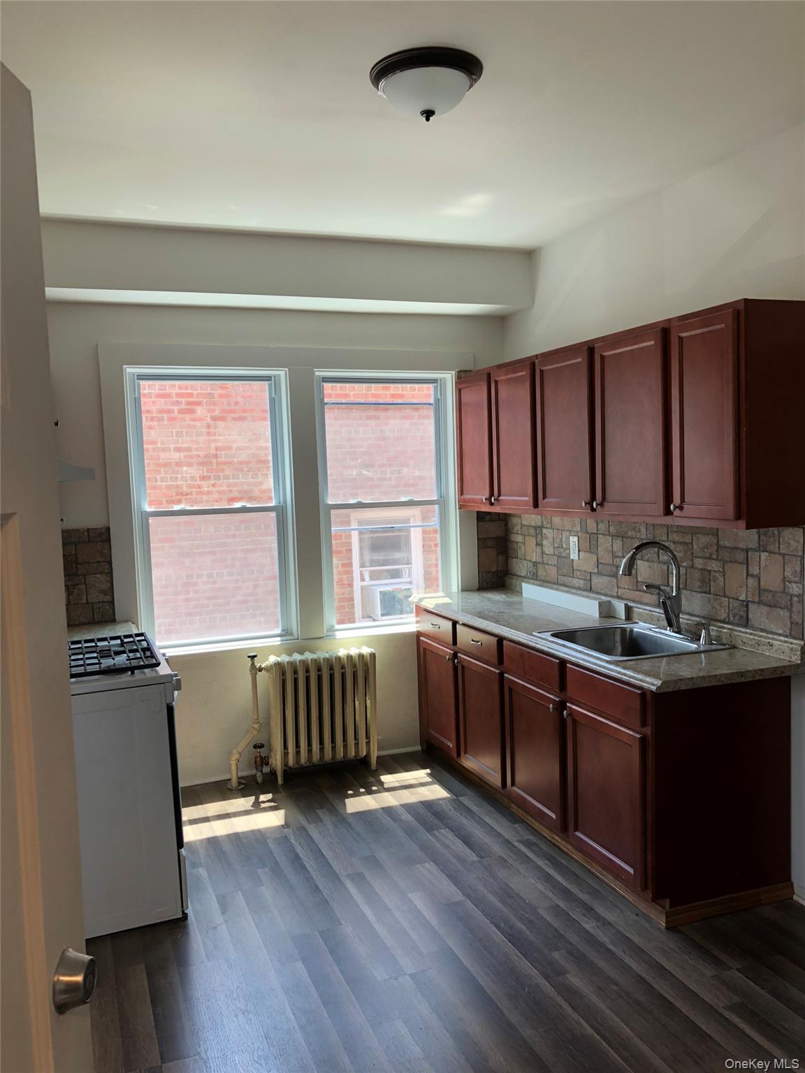 Gorgeous renovated 1 BR apartment with balcony located on the 2nd Floo...