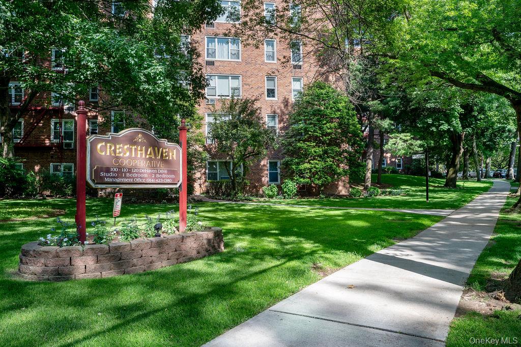 Welcome to this well-maintained studio cooperative with community pool...