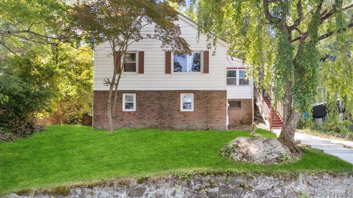 If you've been waiting for an affordable home with character, lake vie...