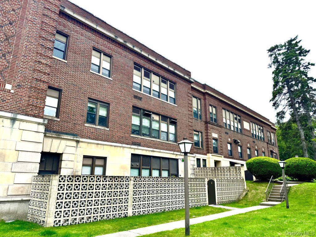 Come visit this cozy 1 bedroom in Mount Pleasant, nestled conveniently...