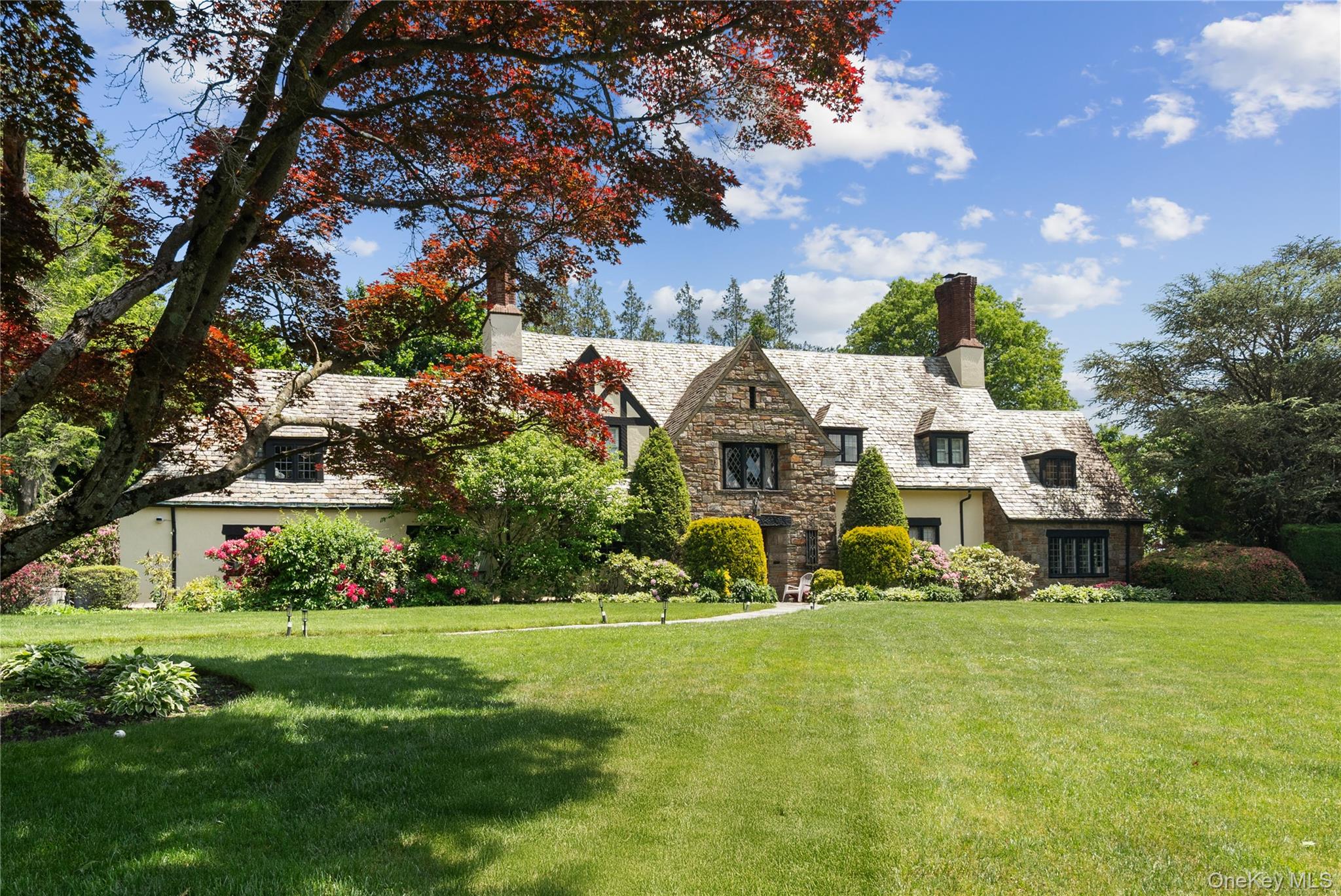 Set within the beautiful grounds of Knollwood Country Club, 34 Hevelyn...