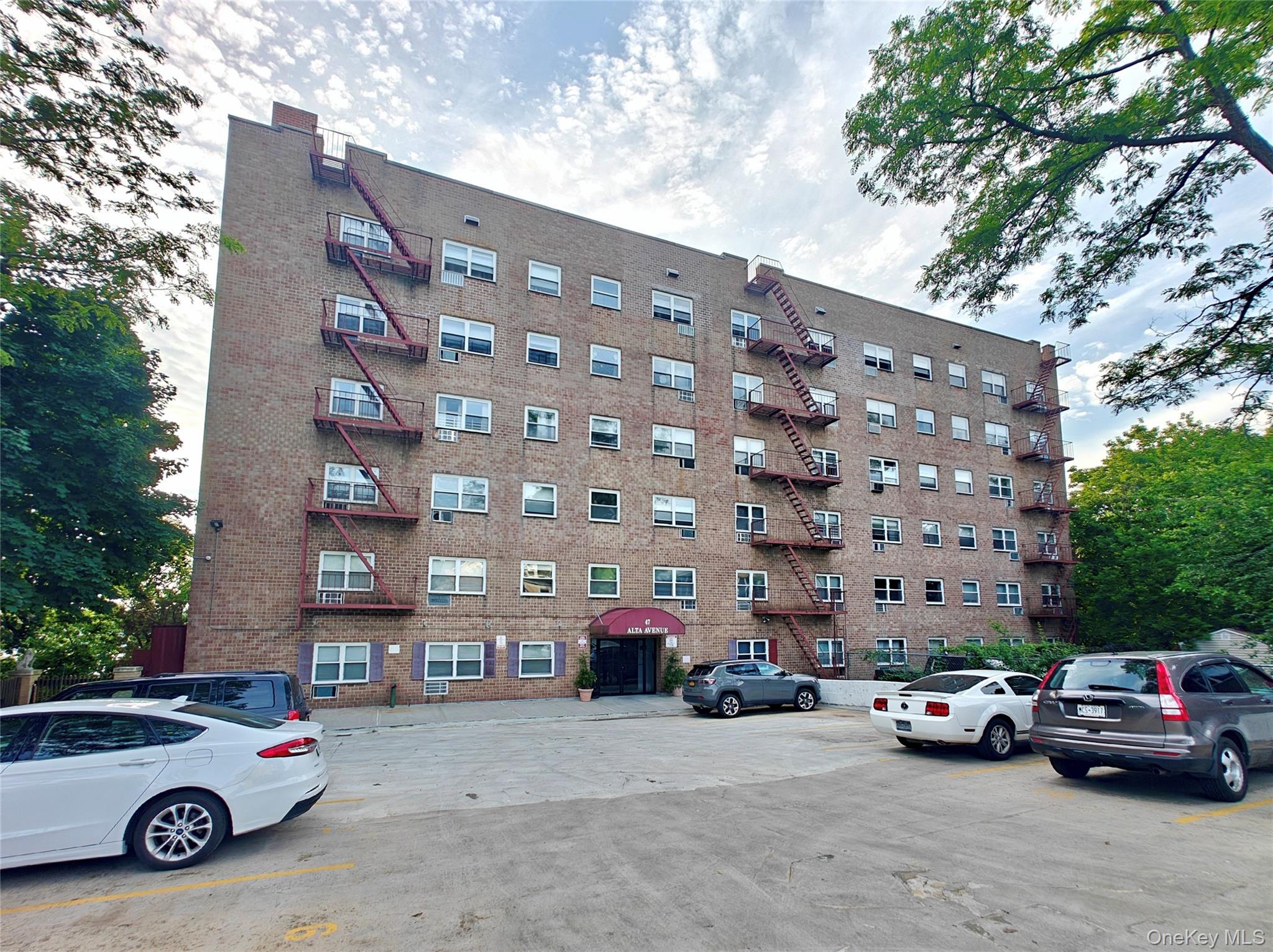 Enjoy beautiful Hudson River views from this spacious Jr4 Coop convert...