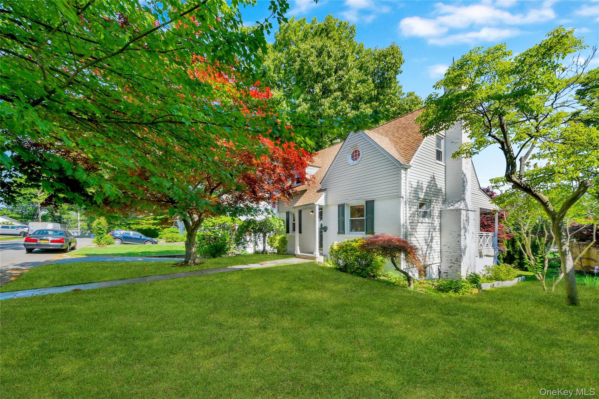 Welcome to this charming, well-kept home in sought after Bryn Mawr are...
