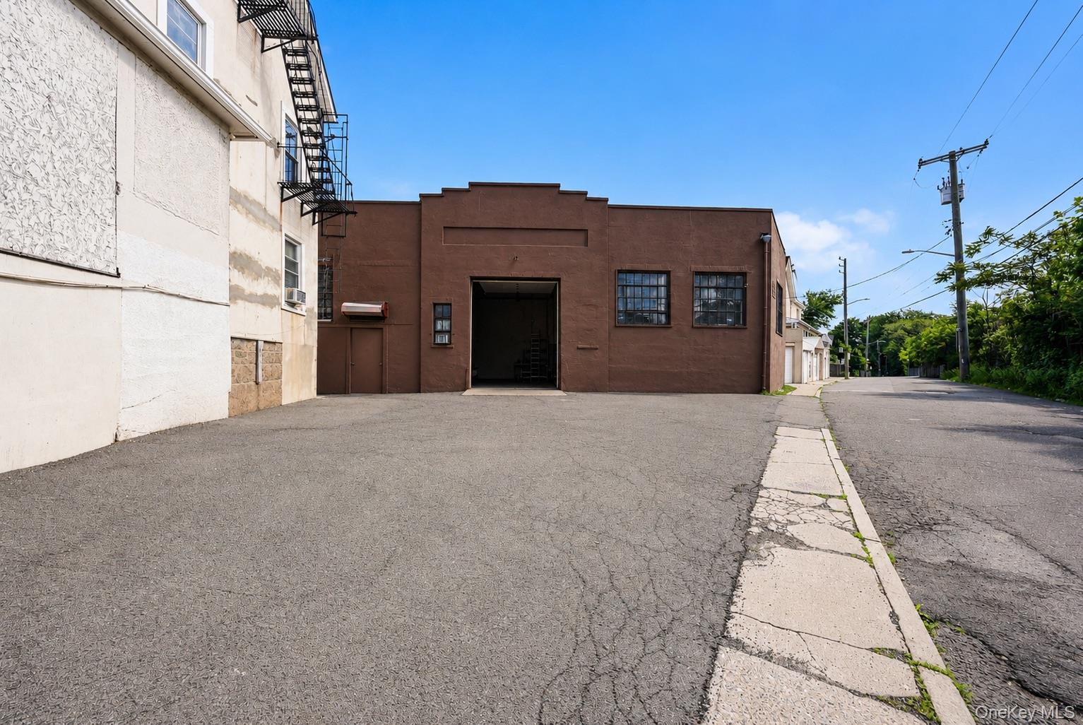 Rare opportunity to lease a one-story concrete warehouse in Mount Vern...
