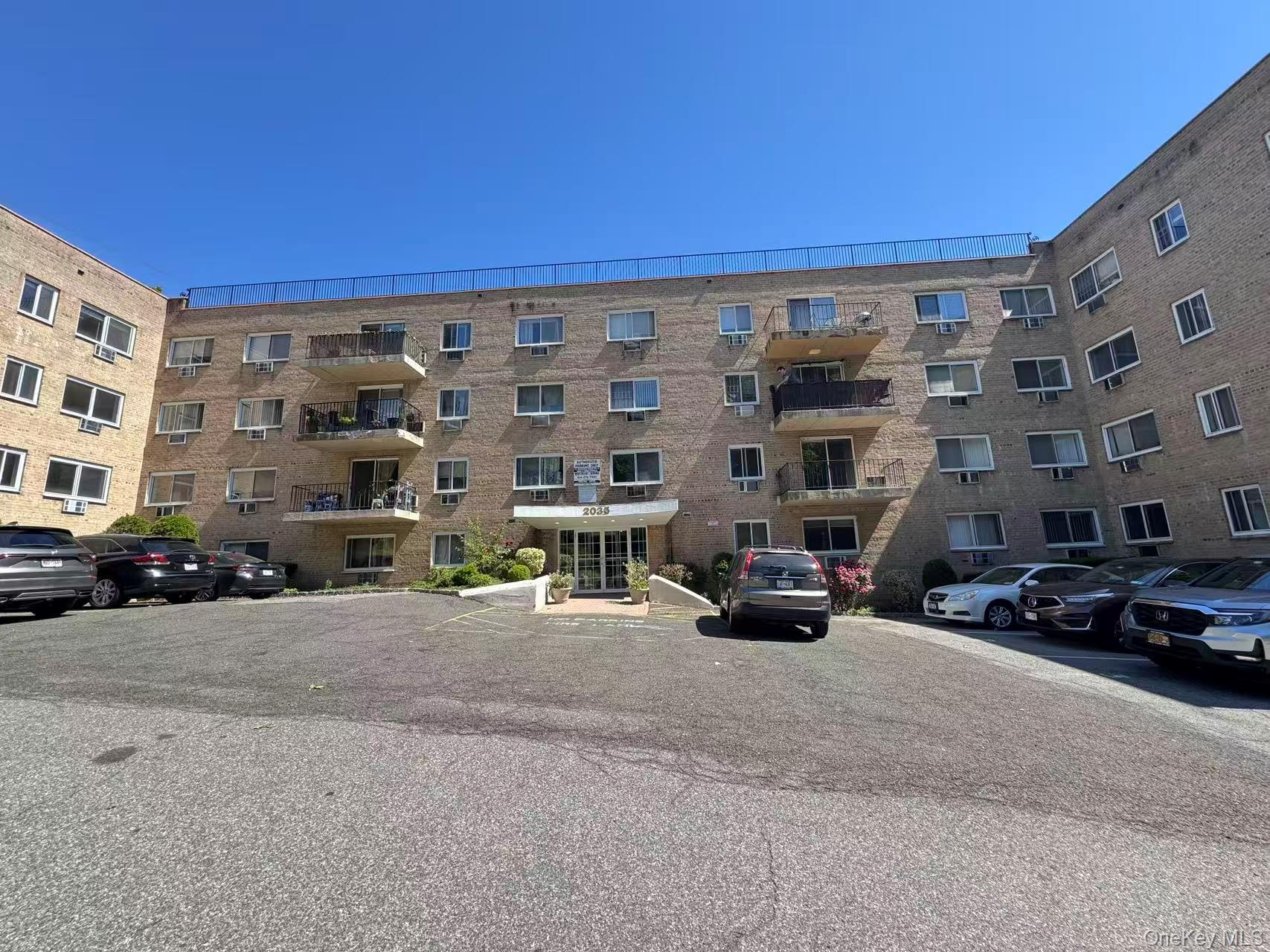 This Ground floor studio apartment offers a practical layout with an e...