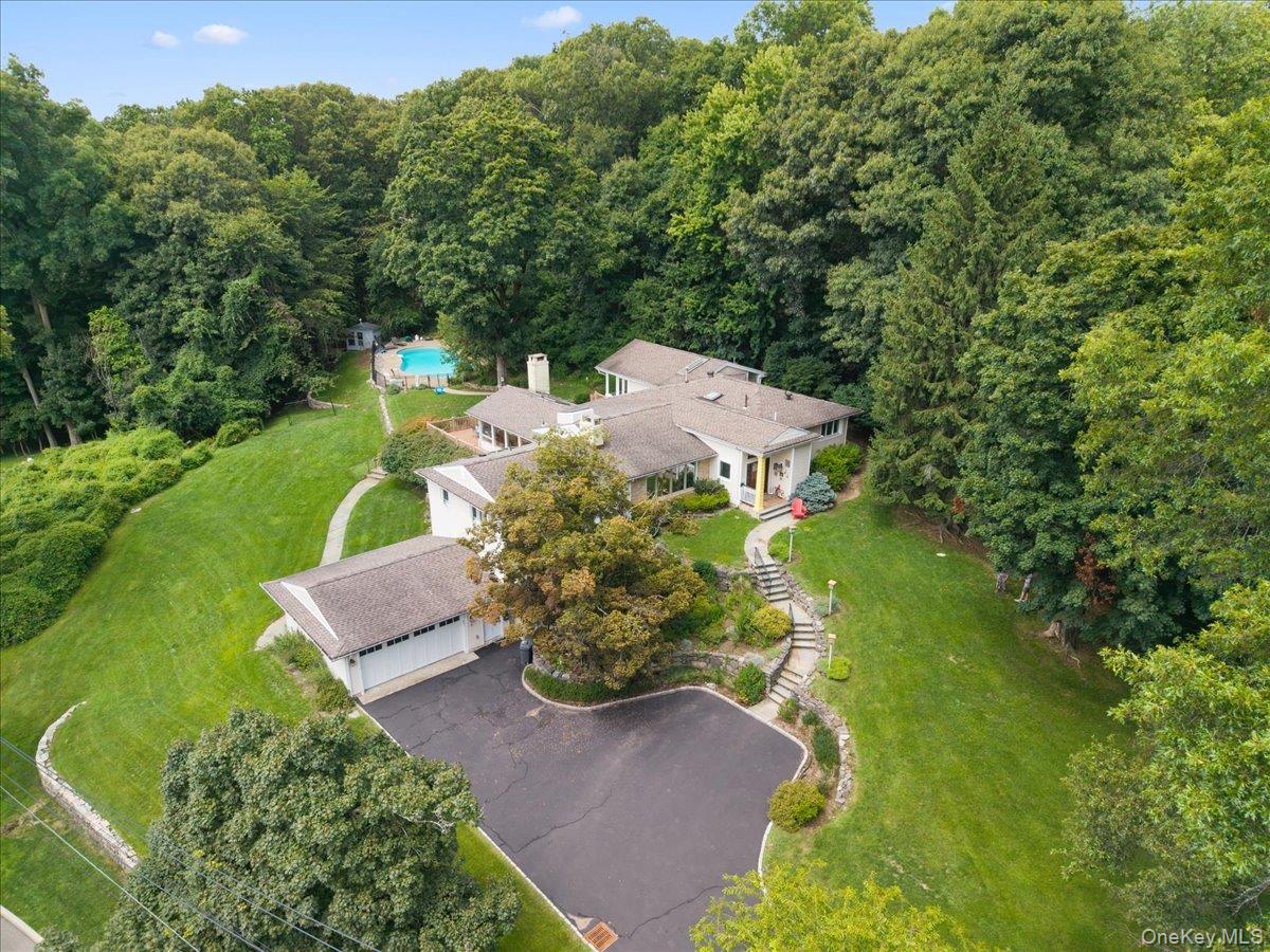 Inspired by the organic architecture of Frank Lloyd Wright, this beaut...