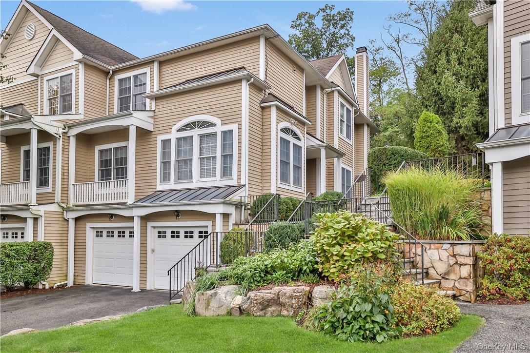 The ideal rental in the heart of Armonk. Maintenance free living in a...