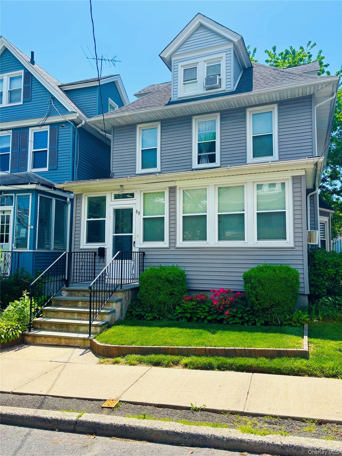 Ready to move into property with a minimalist design. Colonial-style s...