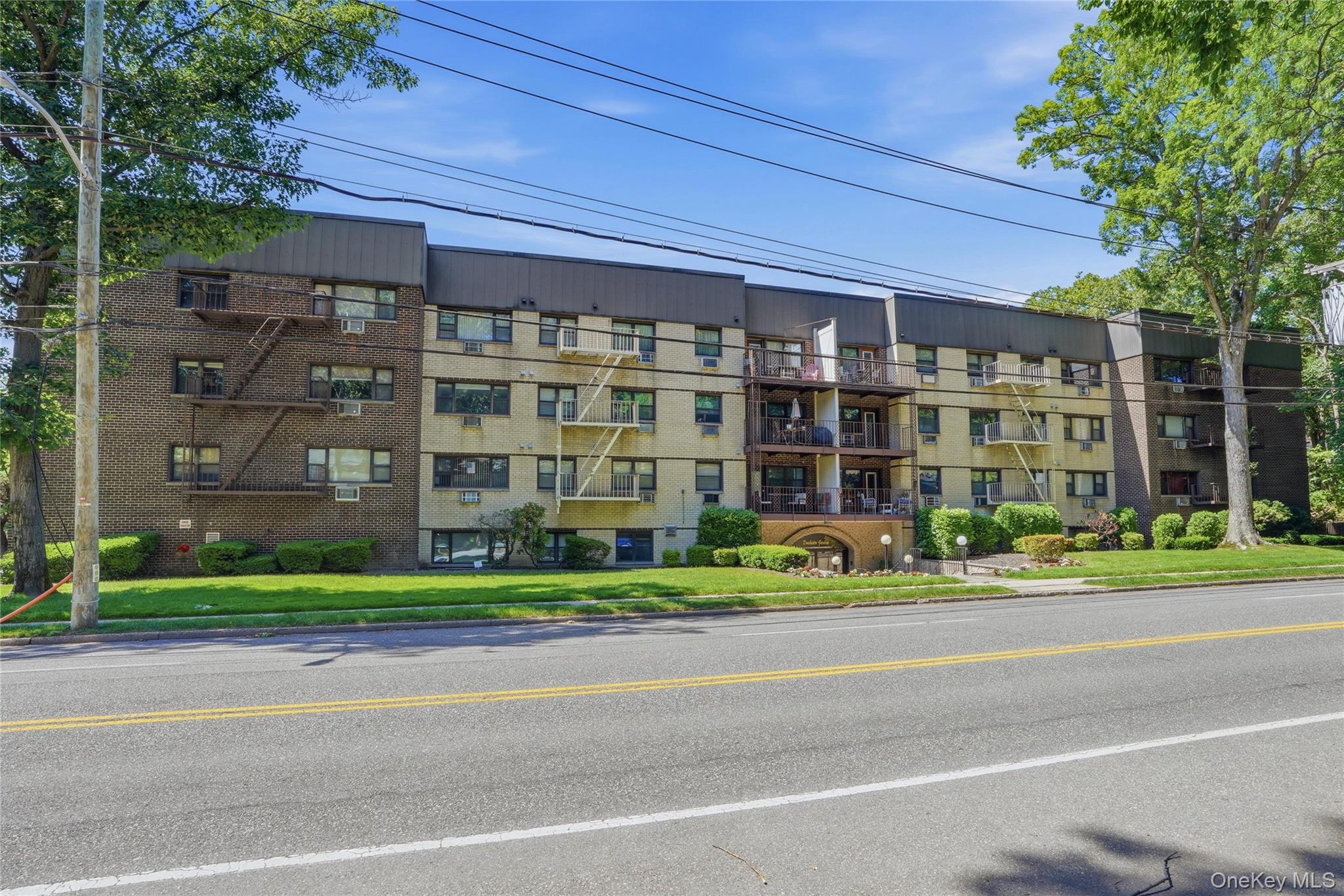 Spacious 2 bed 2bath in sought after building , close to all , Bus tra...