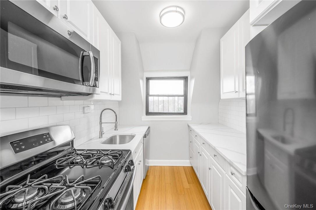 WELCOME TO BRONXVILLE! Enjoy Morning Coffee & Spectacular Panoramic Vi...