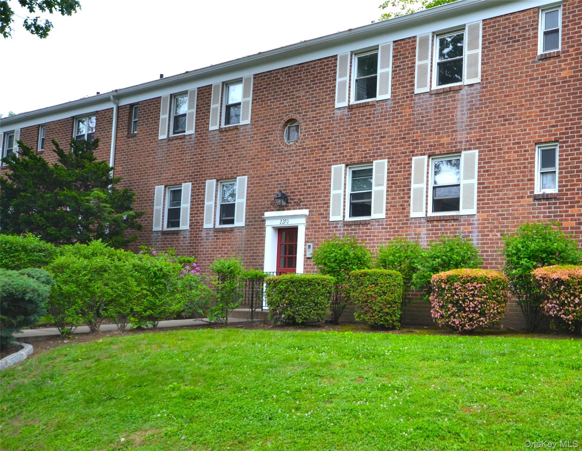 Desirable first floor unit next to the Larchmont boarder.  Close to tr...