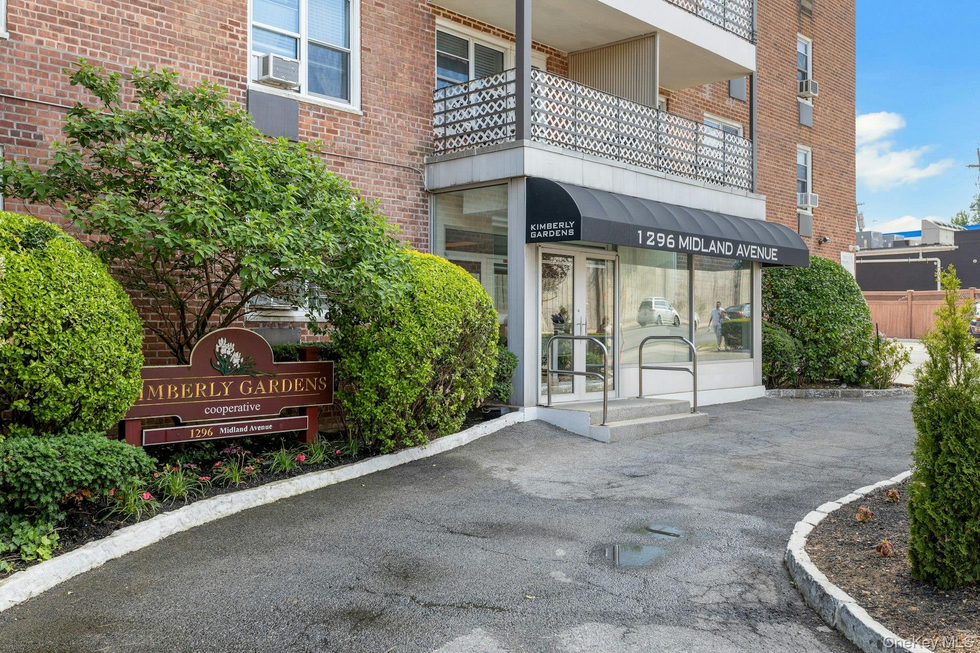 Move right into this fully renovated 1-bedroom co-op located in the de...