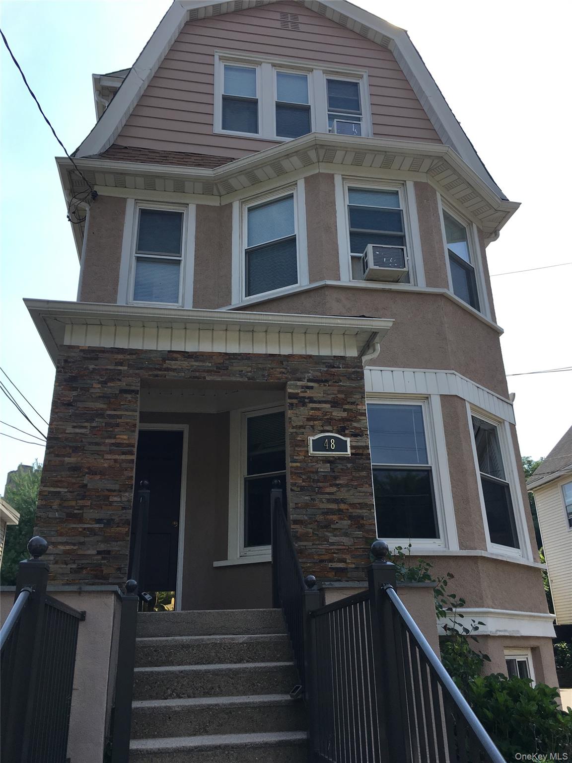 Mint Condition!!! 3 BED unit,  NEW Kitchen w/SS appliances, granite co...