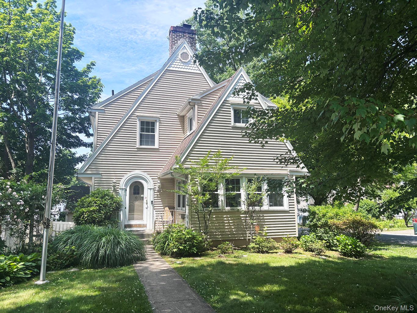 Charming colonial nestled in the Highlands section of White plains fea...