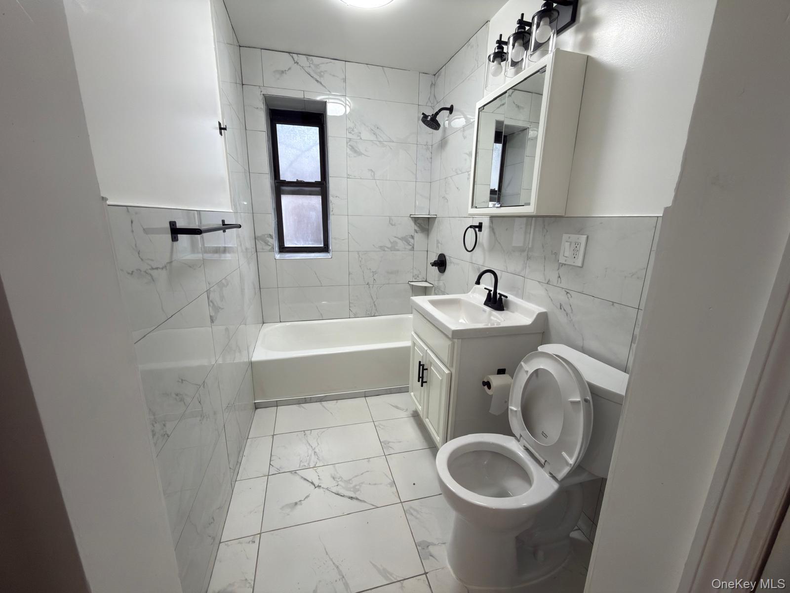 Welcome to this generously sized and versatile co-op located in the vi...