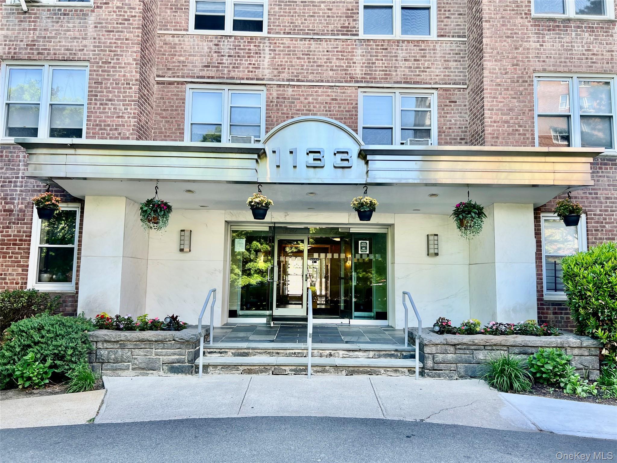 Welcome to this renovated unit centrally located near the parkways, cr...