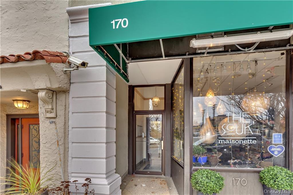Newly gut renovated studio in the heart of Larchmont. New stainless st...