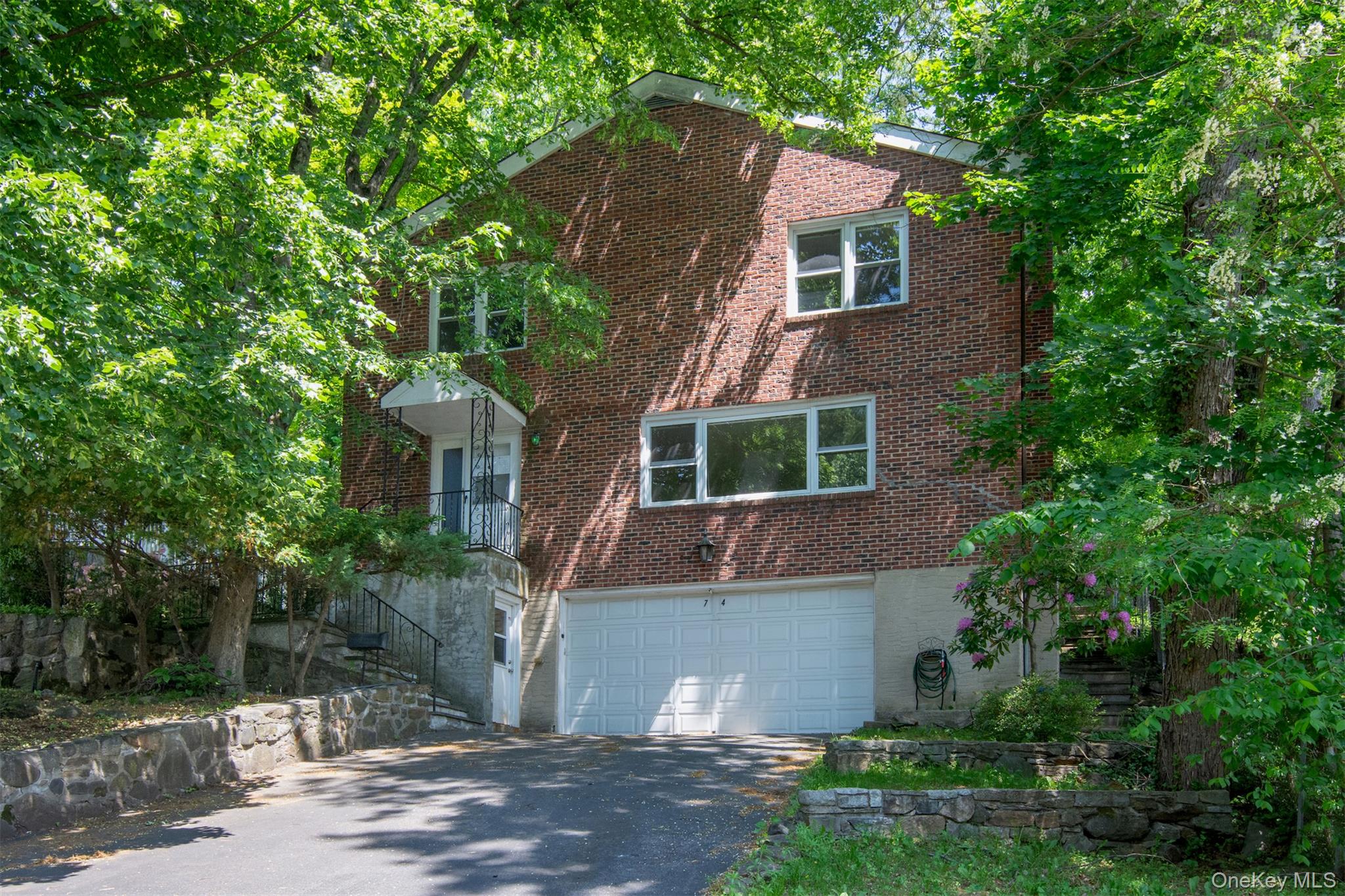 Sunny, spacious 4 bedroom home with 5th bonus room in award-winning Do...