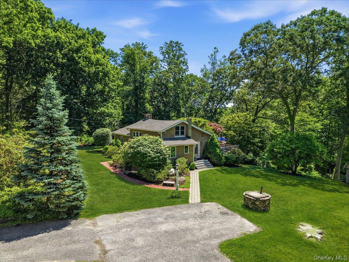 Perched in an extraordinary setting with sweeping pastoral vistas, spe...