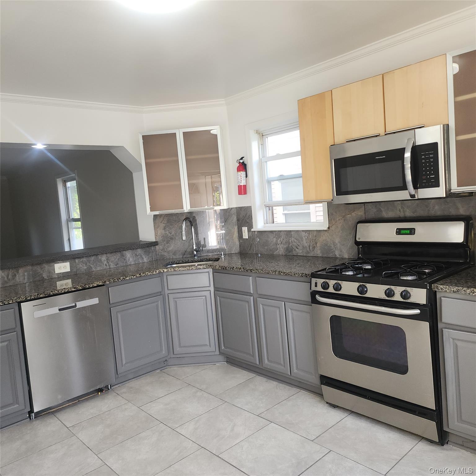 Large, newly renovated town house. Short term rental is possible. Wash...