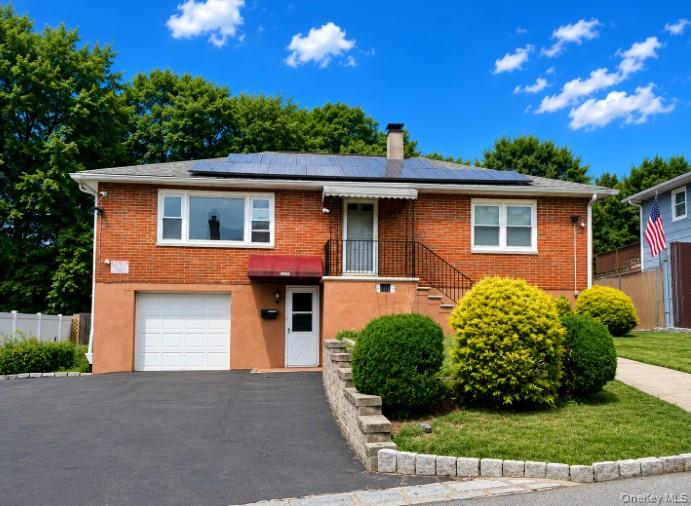 Welcome to 14 Entrance Court (aka #10 Entrance for GPS) located in the...