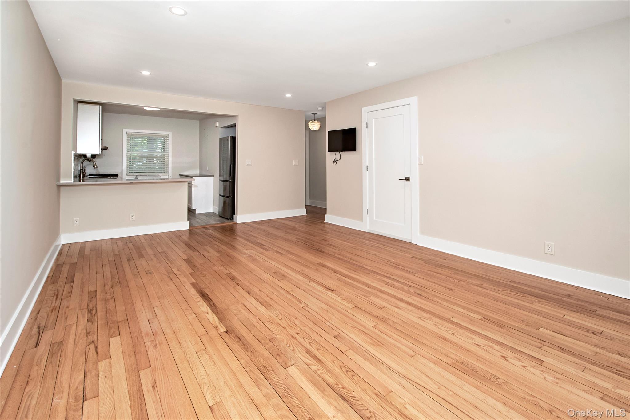 Fully renovated, cheerful studio just 2 blocks to Metro North and all...
