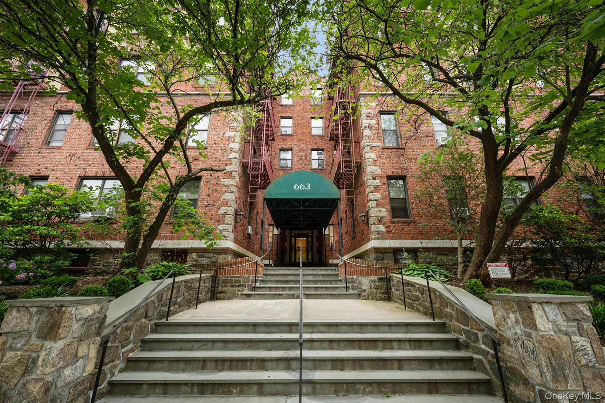 Welcome to your modern, sun-drenched retreat, a stunning 1-bedroom, 1-...