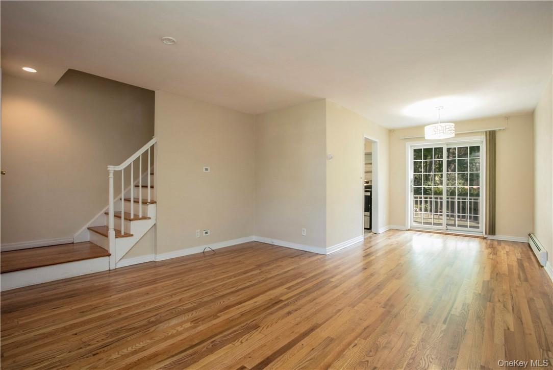 Best Rental in Larchmont! Desirable 2 Bed + 3rd Floor Townhouse in Elk...