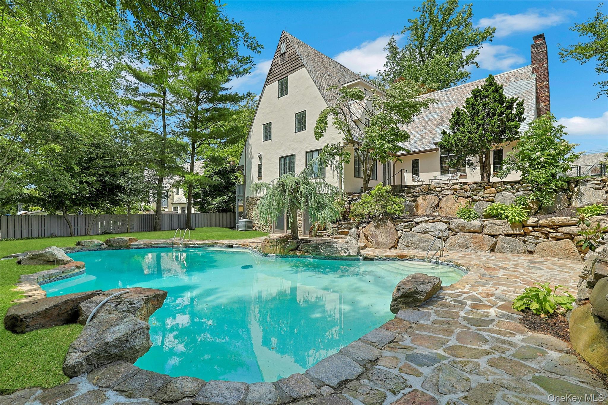 Welcome to this extraordinary Tudor masterpiece in the heart of the co...