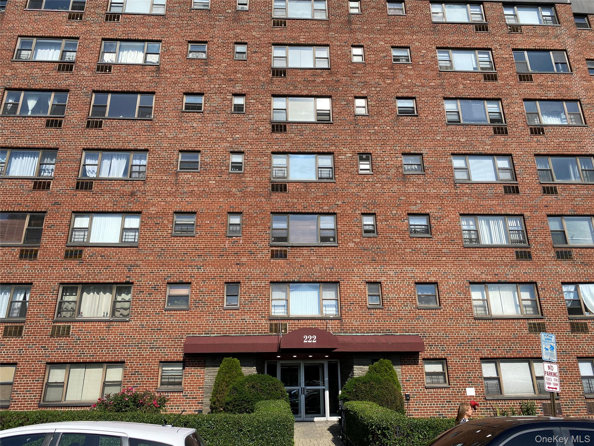 Wake up every morning to breathtaking Hudson River views from this spa...