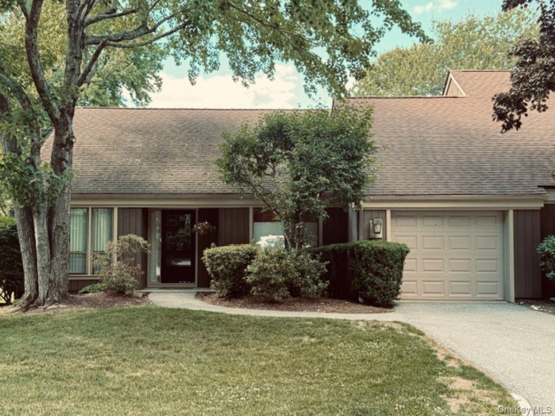 Lovely updated condo on the golf course and pond. Eat-in kitchen with...