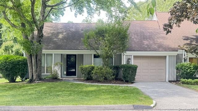 Lovely updated condo on the golf course and pond. Eat-in kitchen with...