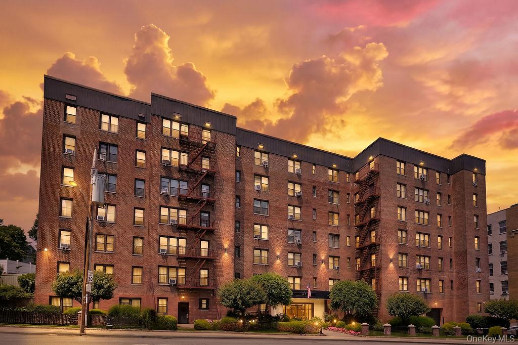 This spacious one-bedroom/one-bathroom apartment is a Commuter's Dream...