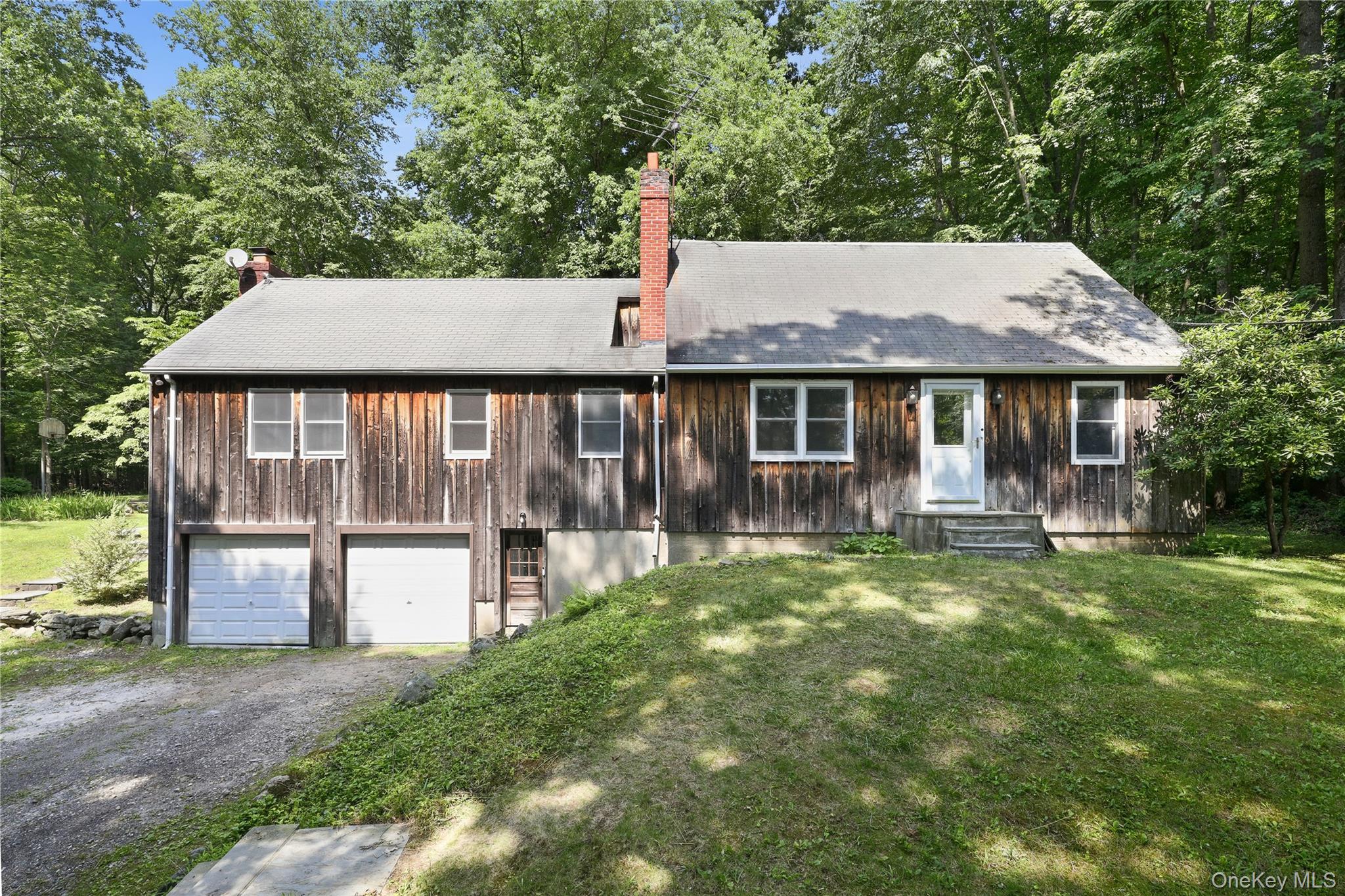 This lake community home has deeded access to Truesdale Lake and is lo...