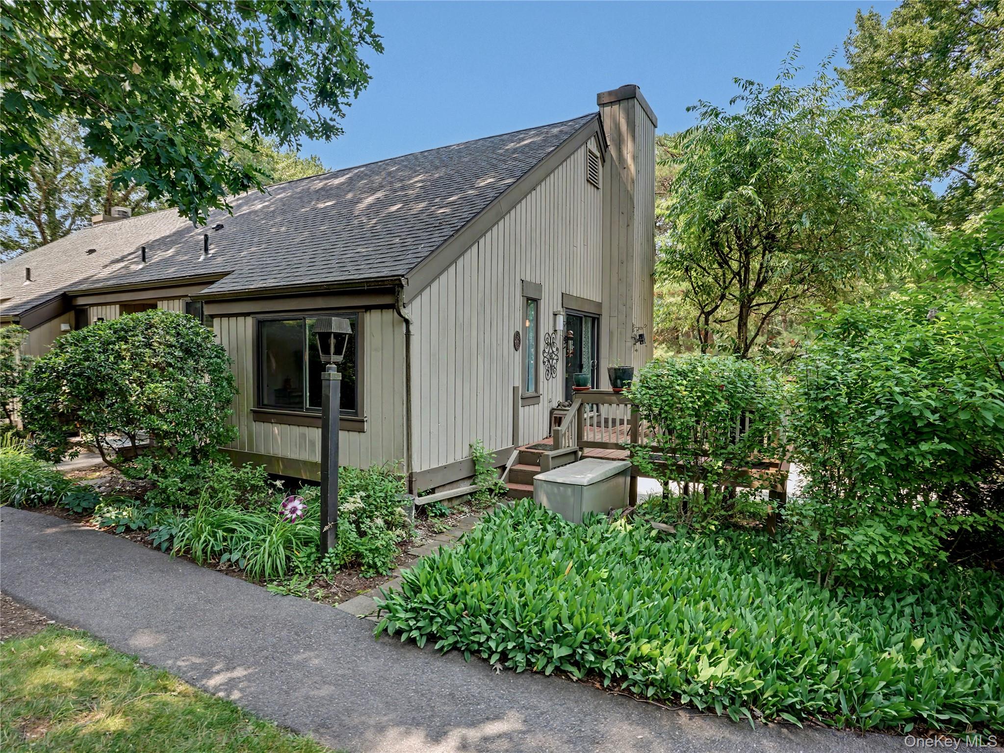 LOWEST PRICED UNIT in Heritage Hills - BEAUTIFUL LOCATION & UPDATED!!!...