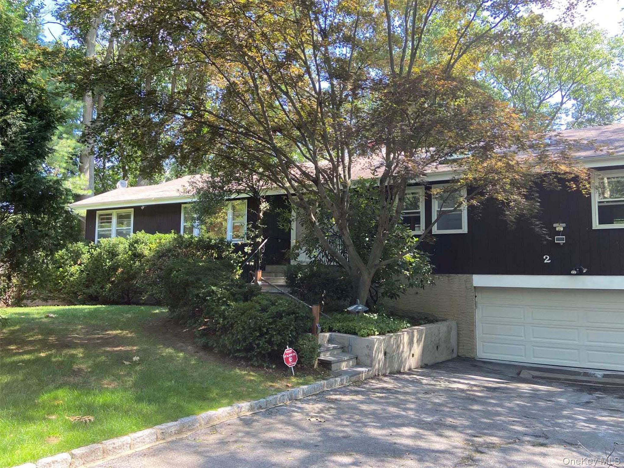 Sunny & bright, this recently renovated house, located in nice & quiet...
