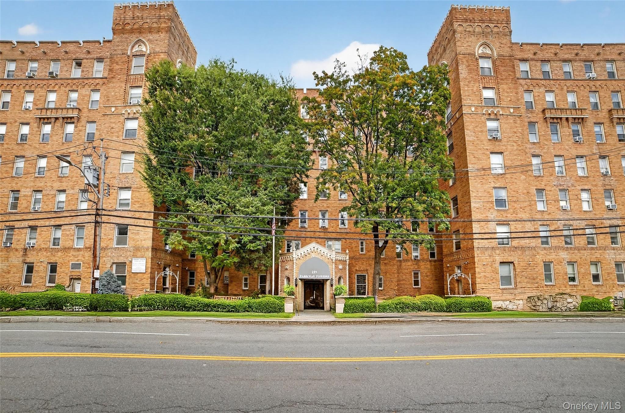 Discover your perfect blend of convenience & elegance with this oversi...