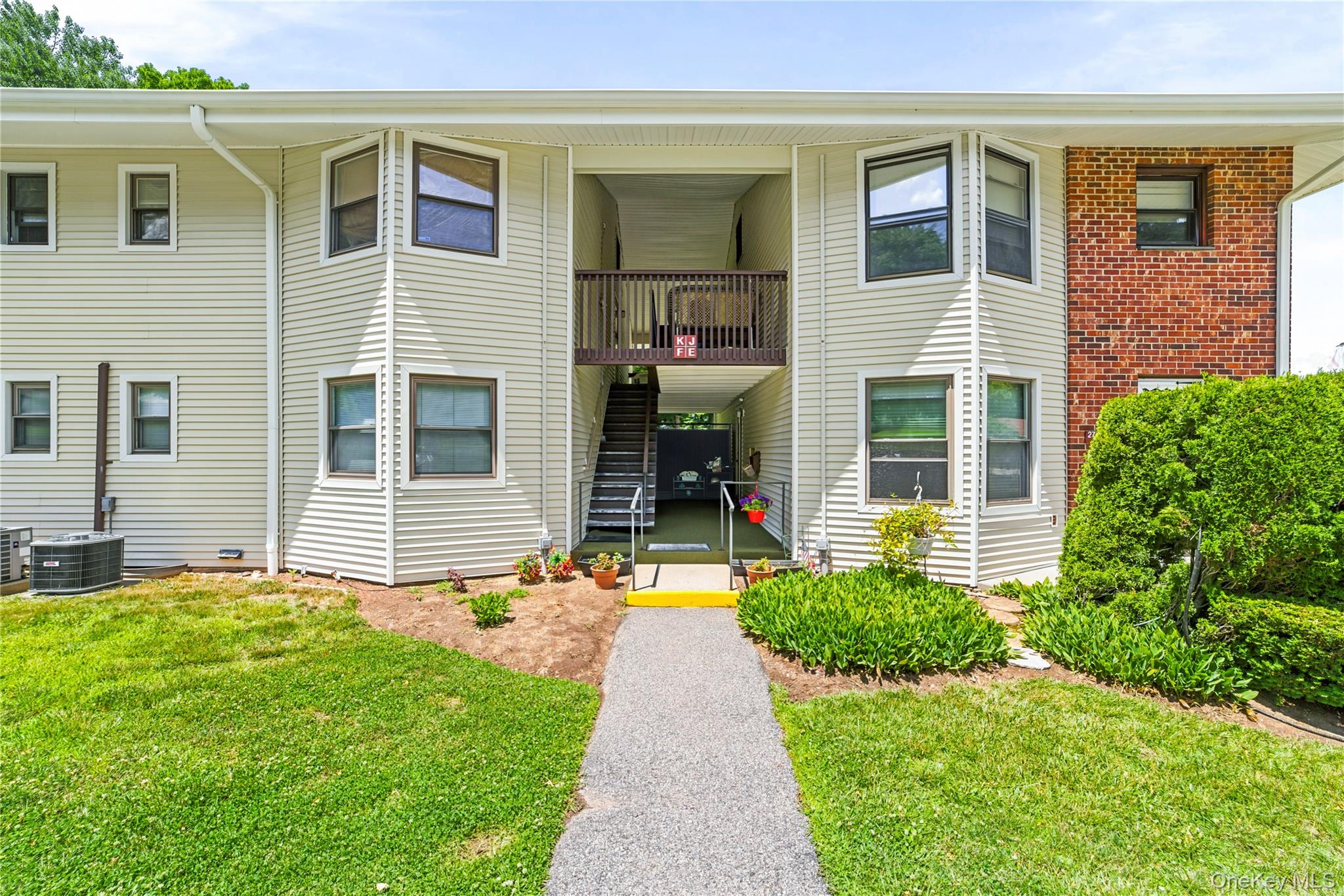 Move right in to this Special One bedroom One Bath Stunning Condo! Sho...