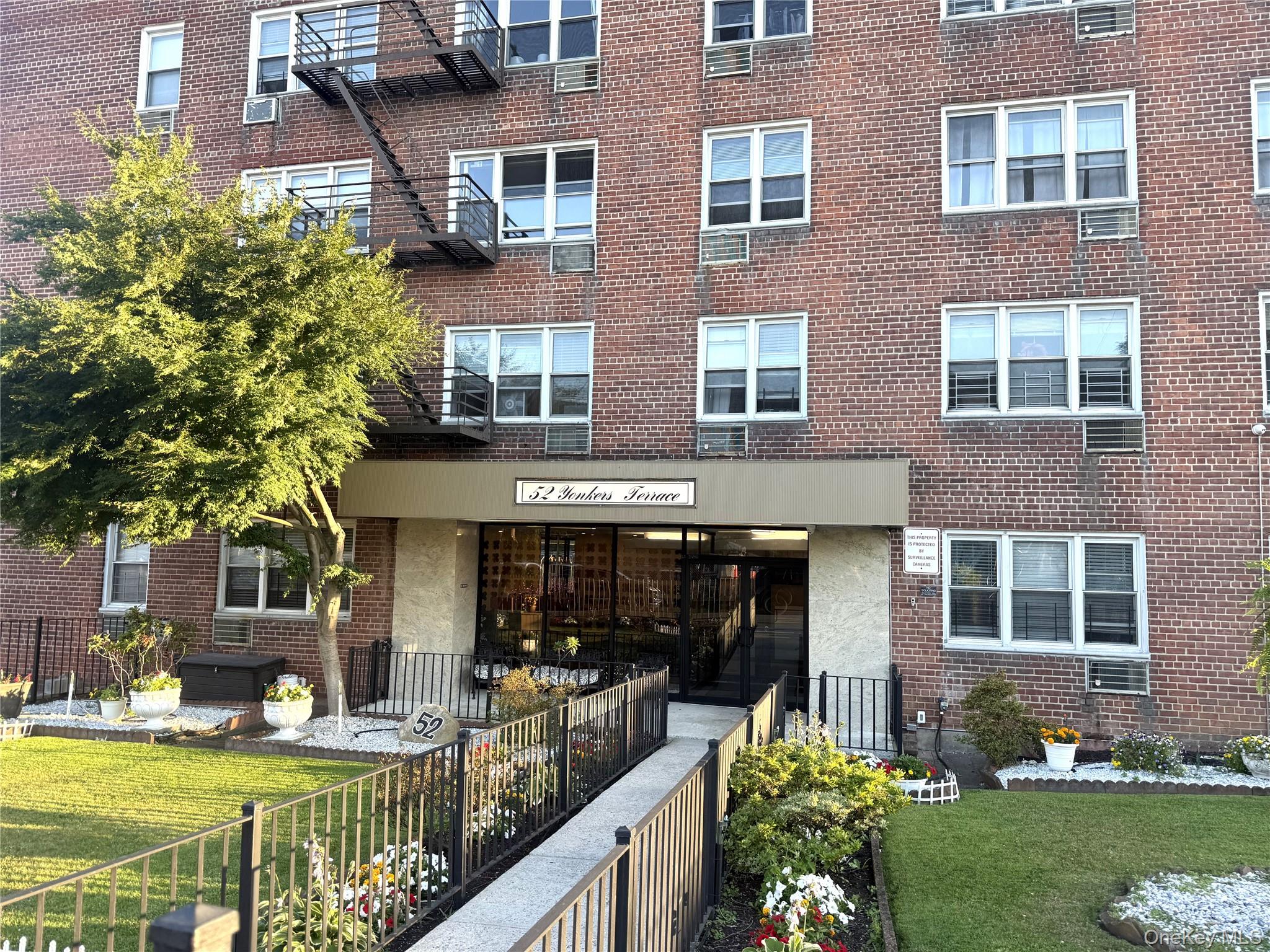 Come see this beautiful large 1 bedroom/1 bathroom with a separate din...