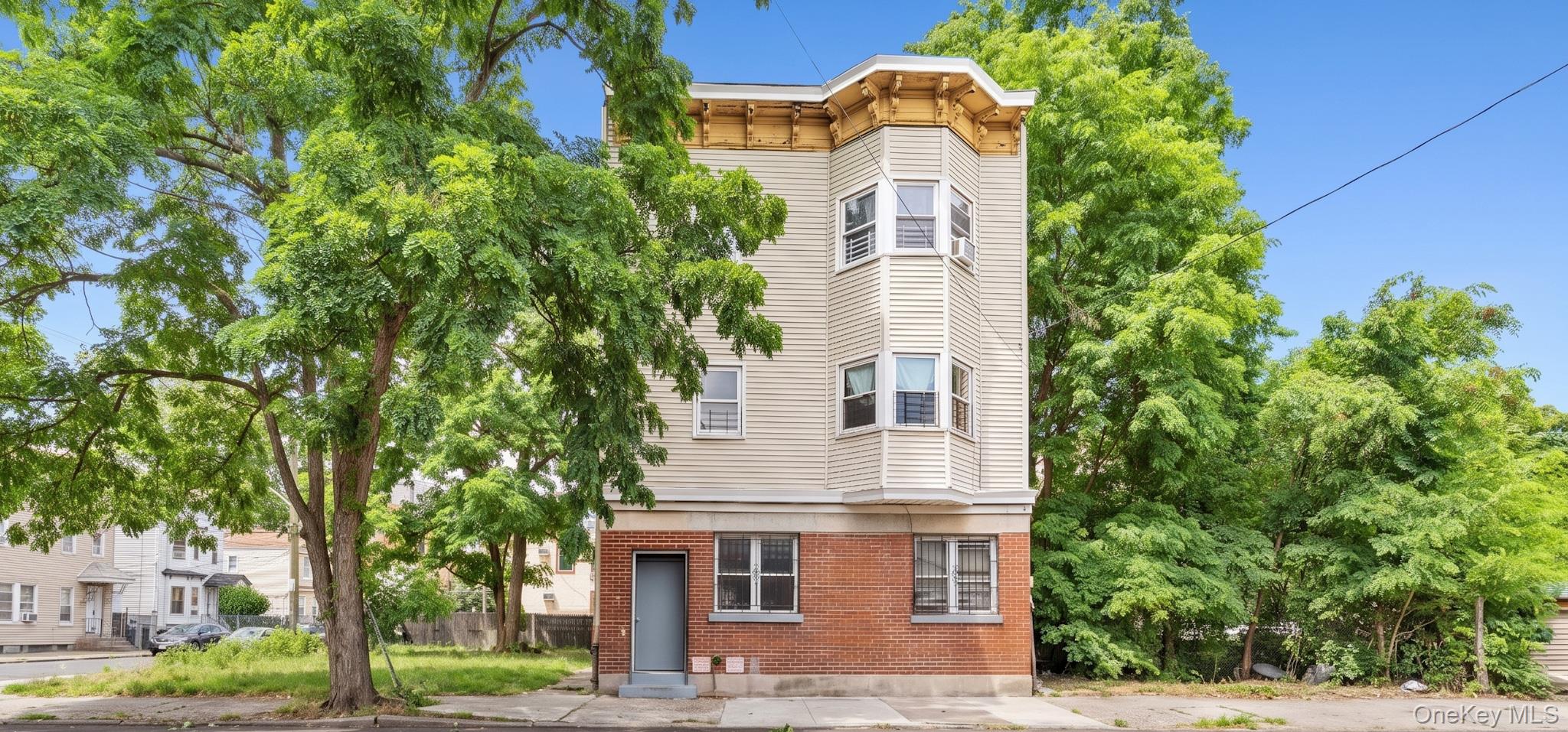 113 Herriot Street, Yonkers, NY 10701 – Income-Producing 3-Family Home...