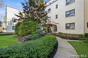 Welcome to this bright studio co-op, perfectly situated on the first f...
