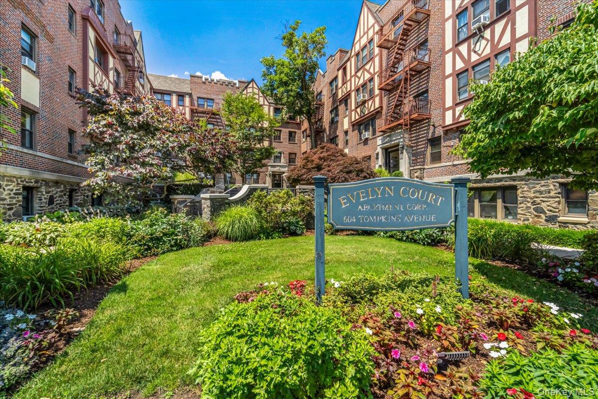 EVELYN COURT - Move right into this pristine 1 bedroom 1 bath sundrenc...
