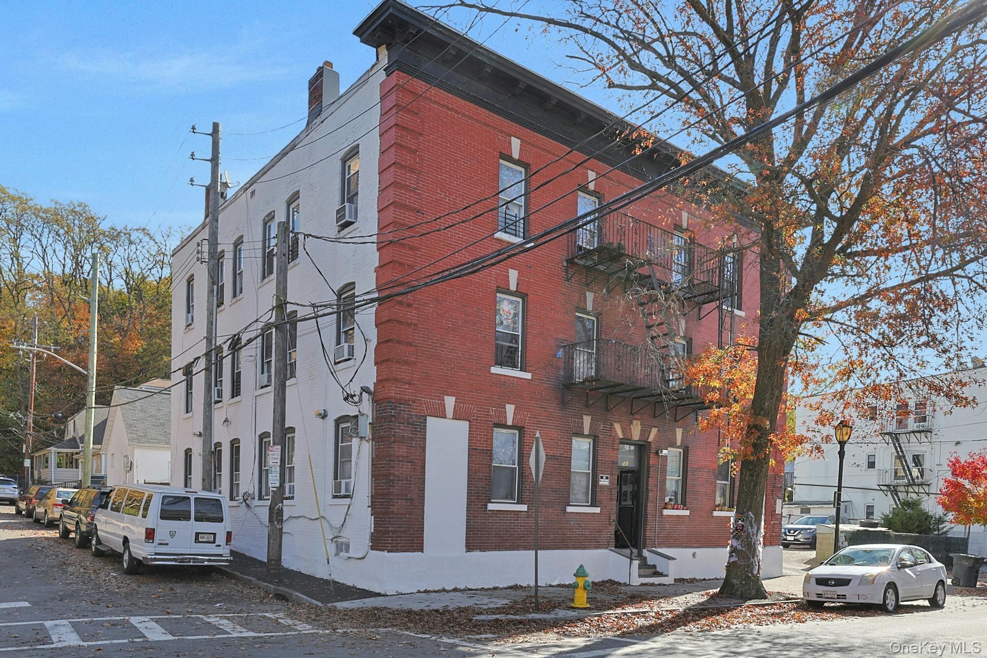 Prime 11-Unit Multi-Family Investment Opportunity! This impressive bri...