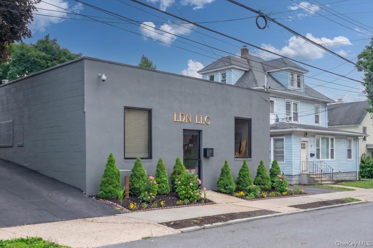 This freestanding, single-story warehouse—built around 1952—offers a v...